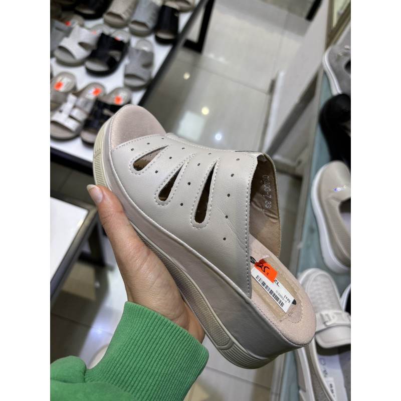 Buty Klapki Damskie (36-41 ,12par) Kolor Jak na zdzięciu